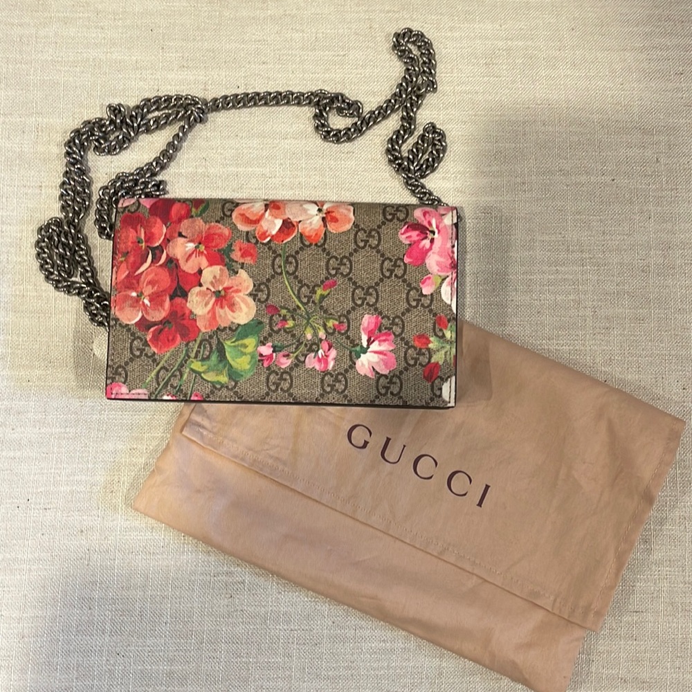 Gucci GG supreme monogram blooms wallet on a chain